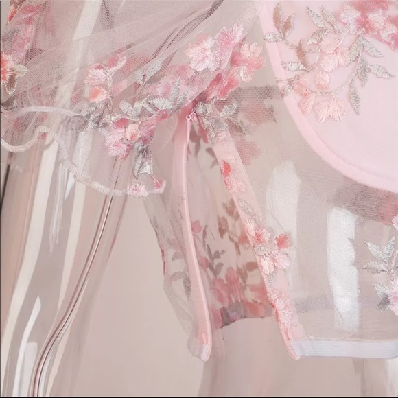 ⭐️ONE LEFT ⭐️ Floral embroidered crop top - Picture 6 of 10